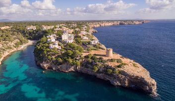 Cala Pi y su torre: postal viva del Mediterráneo  image