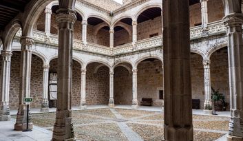 3. Patio de armas image