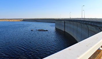 Presa de Almendra image