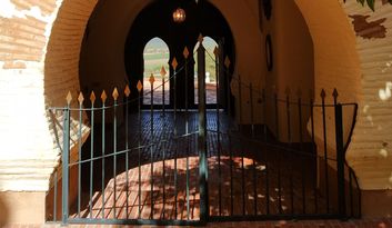 18. The Royal Chains image