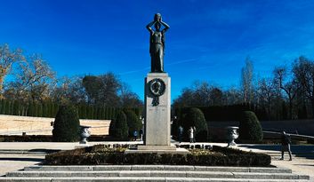 12. Monumento a Jacinto Benavente en el Parterre image