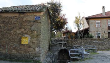 Mombuey. Arquitetura image