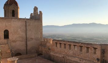 05 Cour et muraille avec meurtrieres image