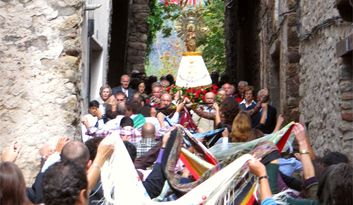 Fiestas y bailes tradicionales image