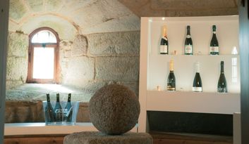 SECCIÓN 15: EL VINO ESPUMOSO Y EL “VESTIDOR DA RAÍÑA”. image