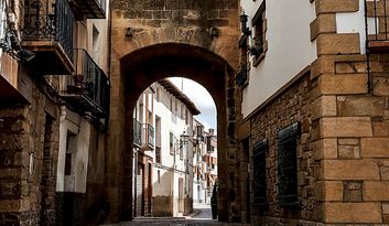 Calle Villanueva street image