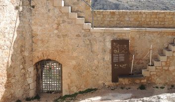 2. Poterna y torre Albarrana image