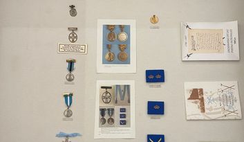 Parada 3. Objetos personales de Koki y distintivos de los mandos de la Compañía de milicias de Yecla image