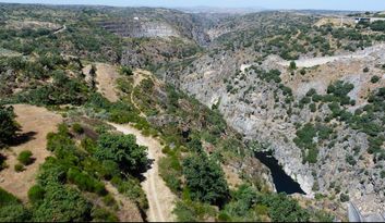 Almendra Dam. Town image