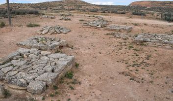 (2) La necrópolis image