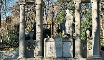 Monumento a los Hermanos Álvarez Quintero image