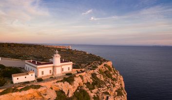 El Faro de Cap Blanc: luz entre acantilados  image