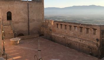 5. Patio y muralla isabelina image