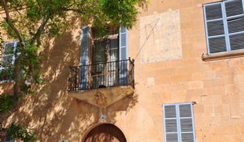 Boundary Crosses and Sundials: Markers of the Past image