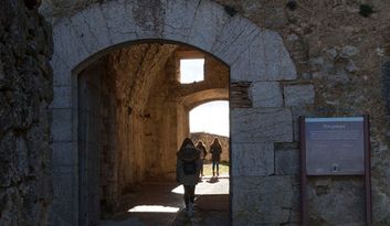 6. Puerta Principal image